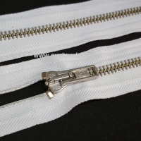 Zips vetrovkový, kosticový - KOV - 70 cm - Biela 01
