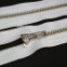Zips vetrovkový, kosticový - KOV - 70 cm - Biela 01