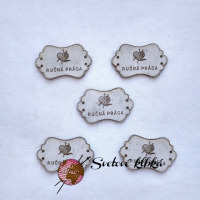 Handmade štítok - RUČNÁ PRÁCA - Obláčik - s klbkom vlny - Biela 05B