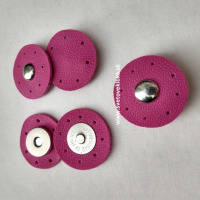 Zapínanie kožené s magnetom - na prišívanie kruhové - Cyklámenová 02