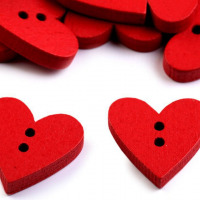 Gombík drevený dekoračný - Srdce - Červená