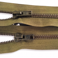 Zips vetrovkový, kosticový - KOV - 45 cm - Kaki 33