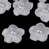 Vyšívaný kvet s perlou Ø 20mm - Biela